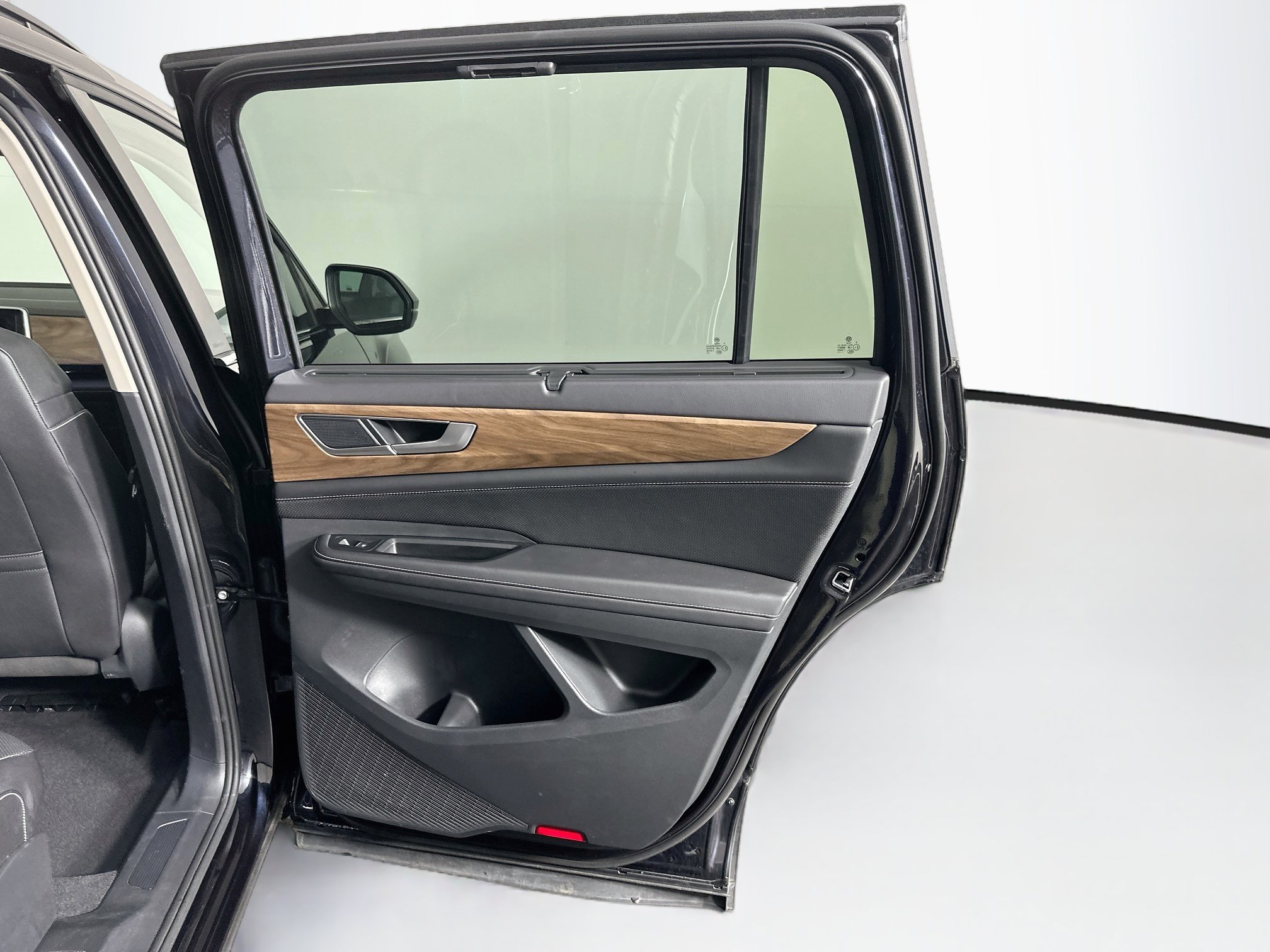 Used 2025 Volkswagen Atlas SE FWD image 32