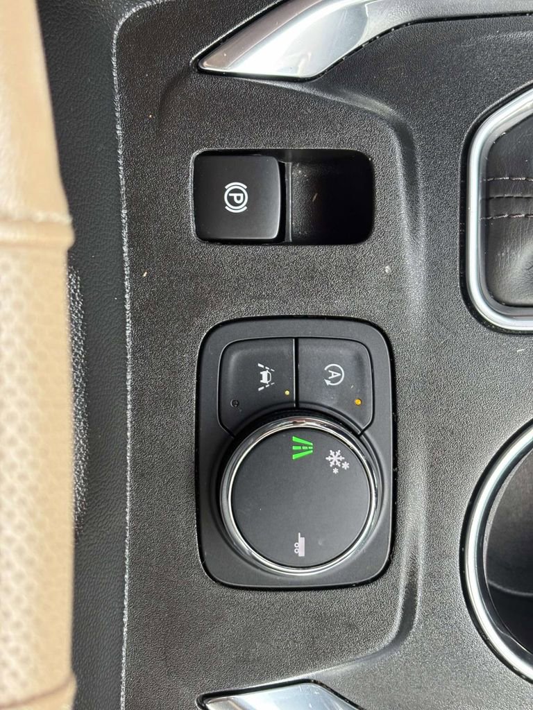 Used 2023 Chevrolet Traverse Premier FWD image 16