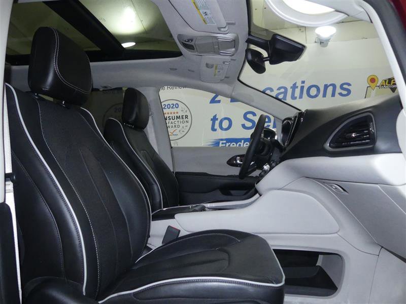Used 2023 Chrysler Pacifica Limited AWD/4WD image 8