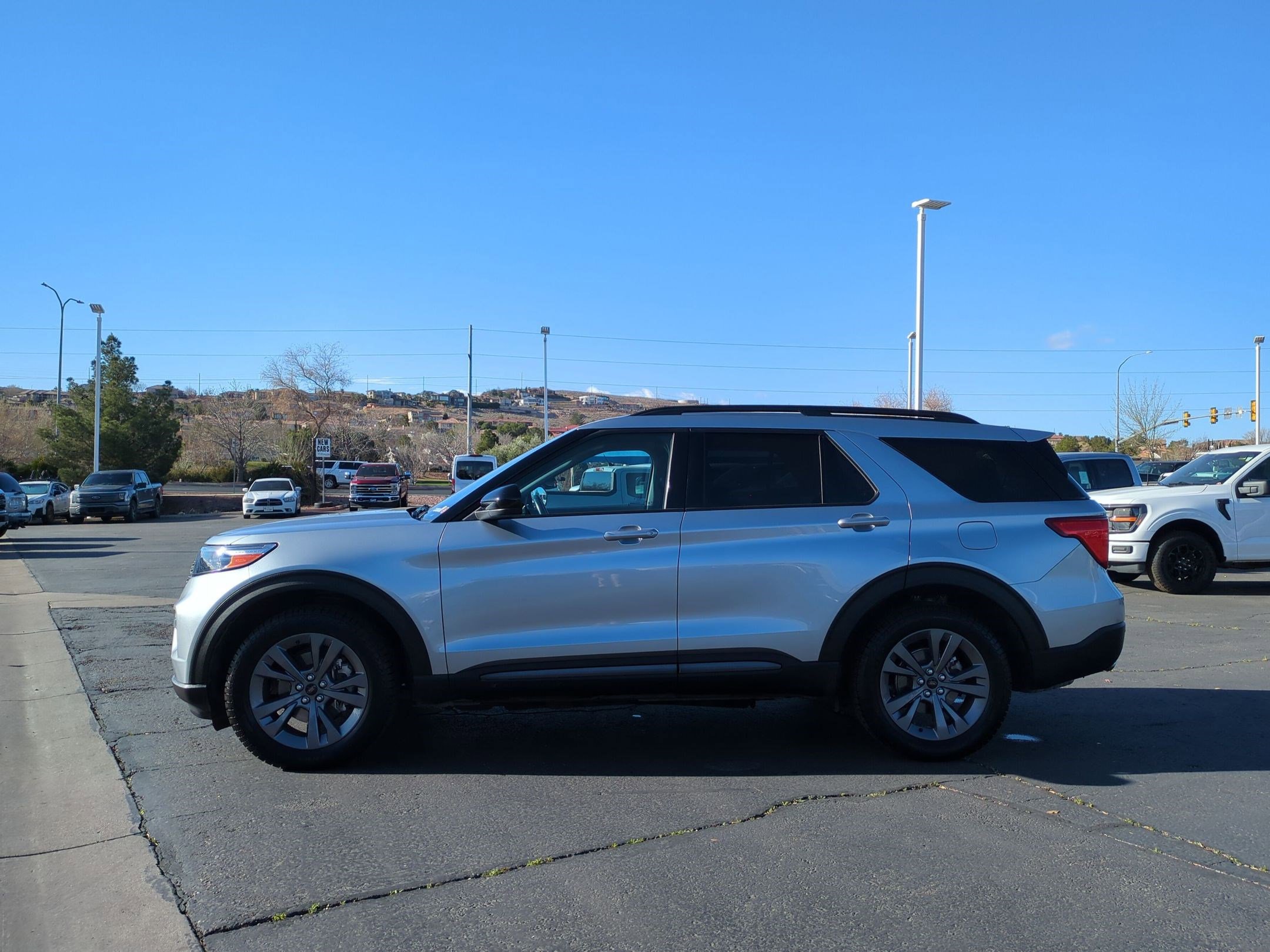 Used 2022 Ford Explorer XLT w/ Equipment Group 202A image 6