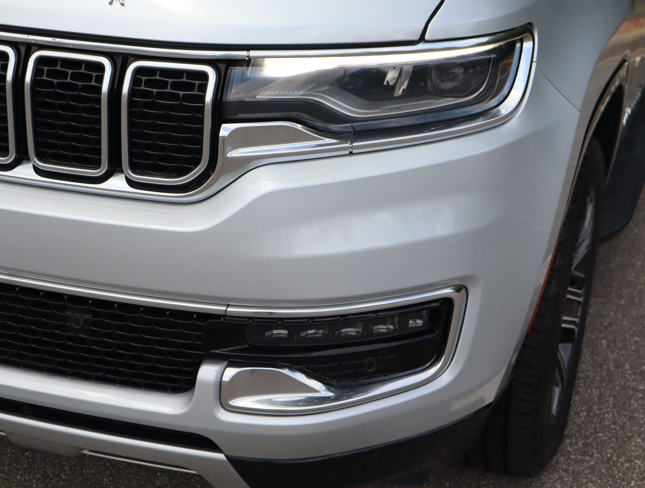 Used 2024 Jeep Wagoneer L Series II AWD/4WD image 11