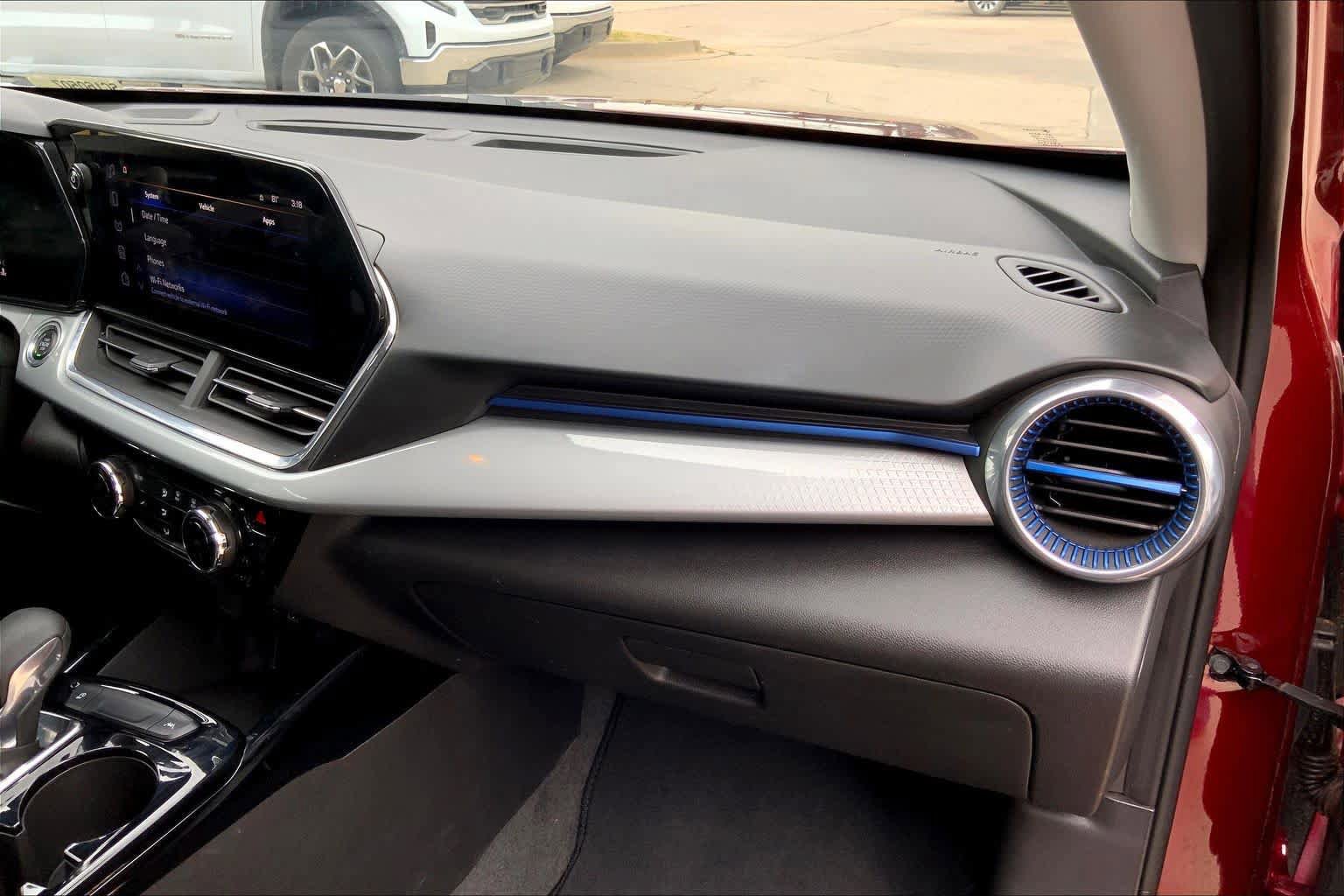 Used 2025 Chevrolet Trax LT FWD image 18
