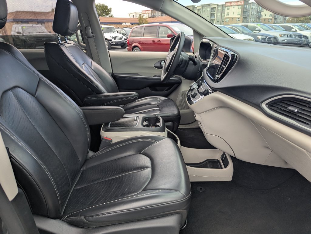 Used 2023 Chrysler Pacifica Touring-L FWD image 35