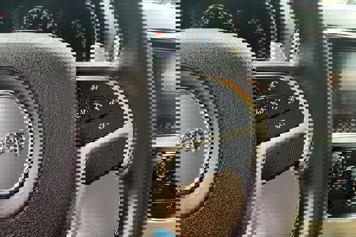 Used 2015 Jeep Grand Cherokee Overland image 12