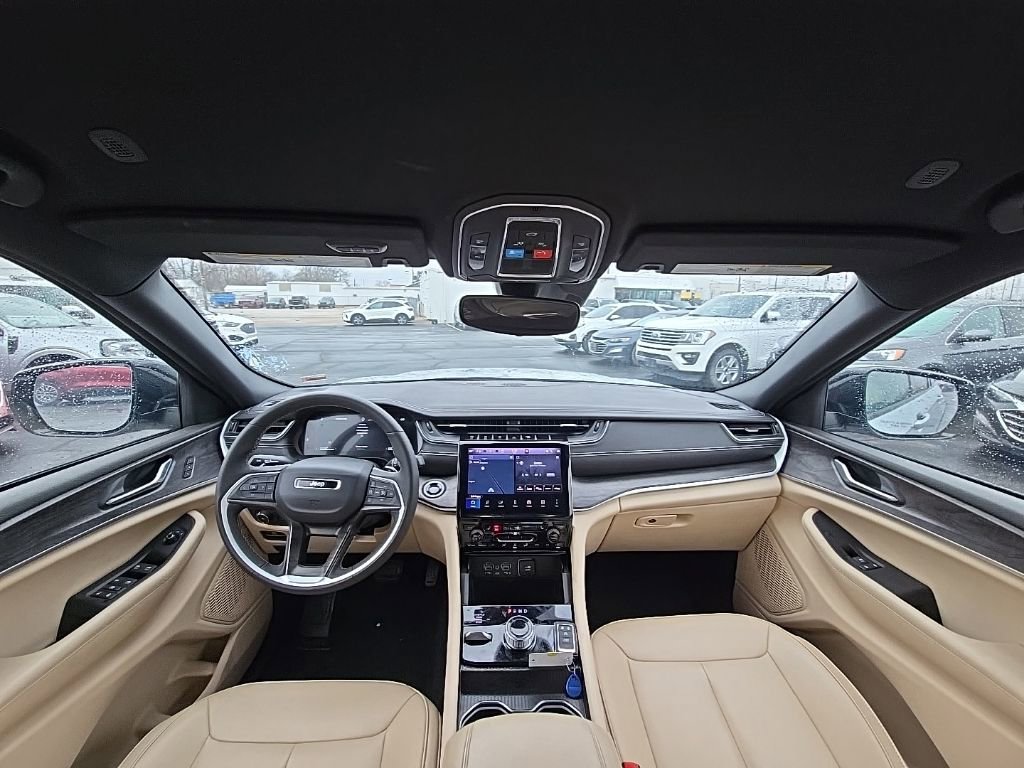 Used 2024 Jeep Grand Cherokee Limited AWD/4WD image 2