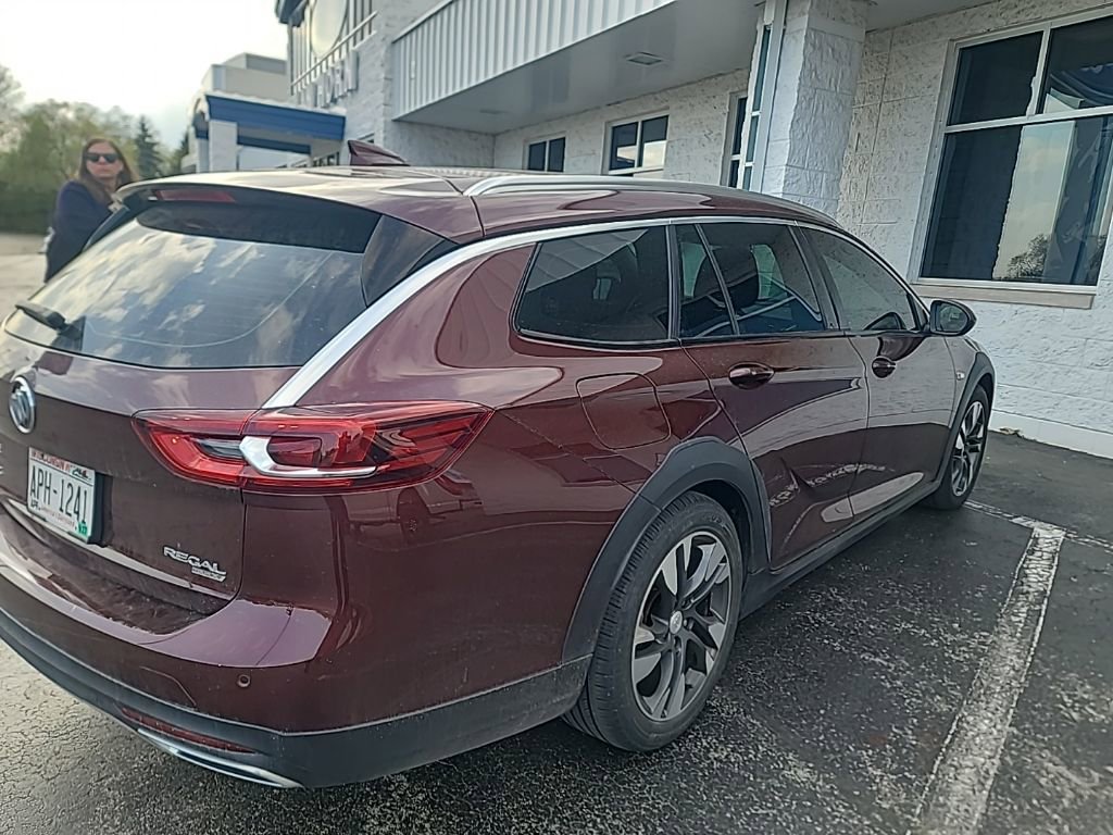 Used 2018 Buick Regal Preferred w/ Sights and Sounds Package AWD/4WD image 5