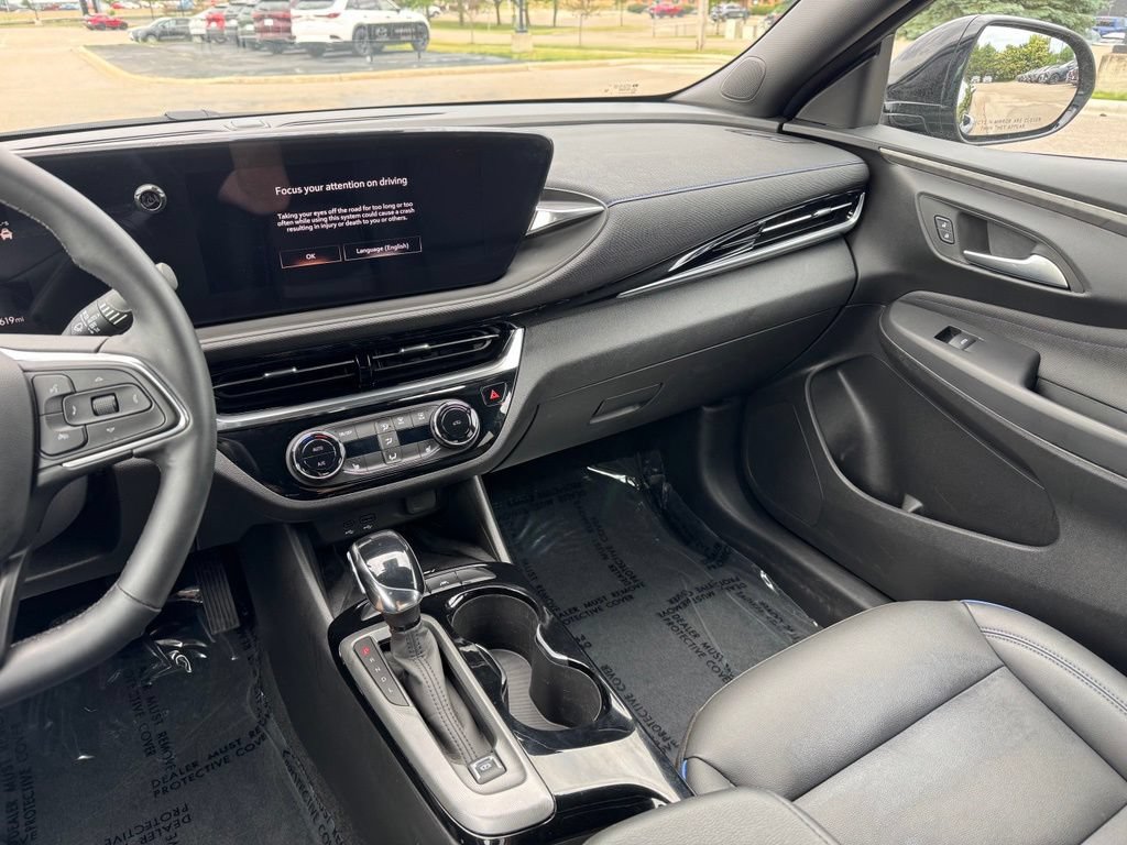 Used 2024 Buick Envista Sport Touring w/ Convenience I Package FWD image 2