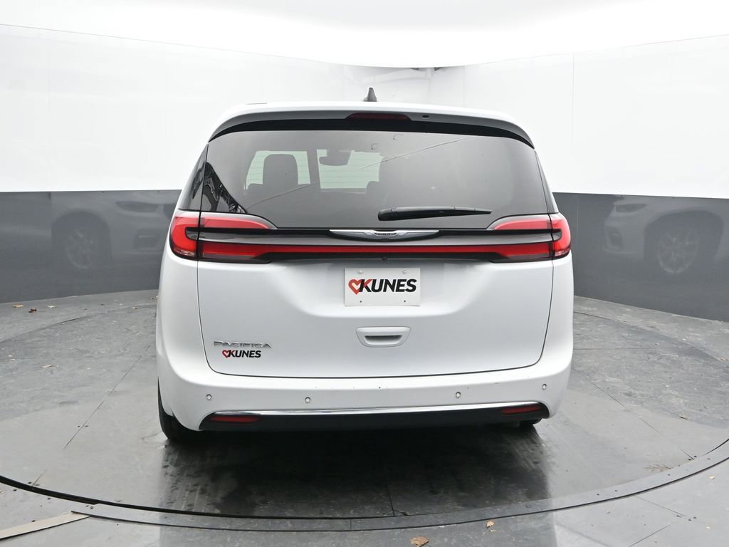 Used 2024 Chrysler Pacifica Touring-L image 11