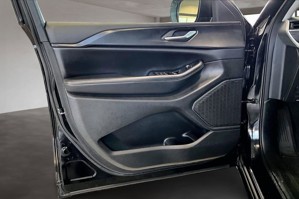 Used 2023 Jeep Grand Cherokee Laredo w/ Luxury Tech Group I image 24