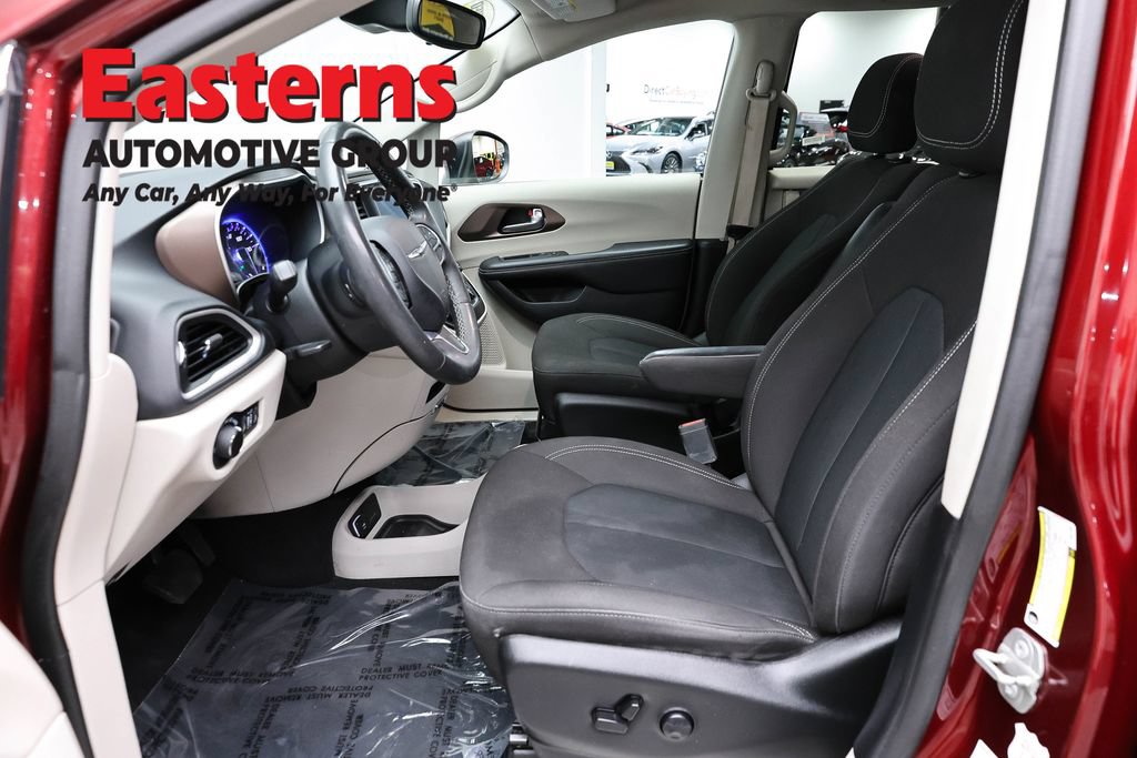 Used 2023 Chrysler Voyager LX FWD image 14