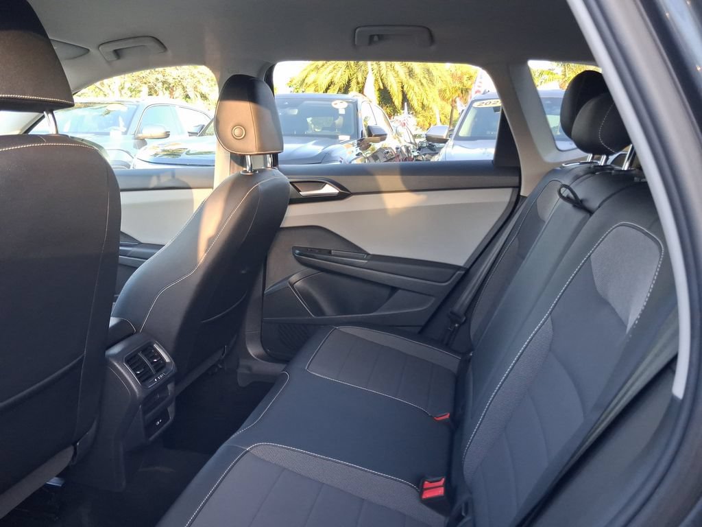 Certified 2022 Volkswagen Taos SE FWD image 8