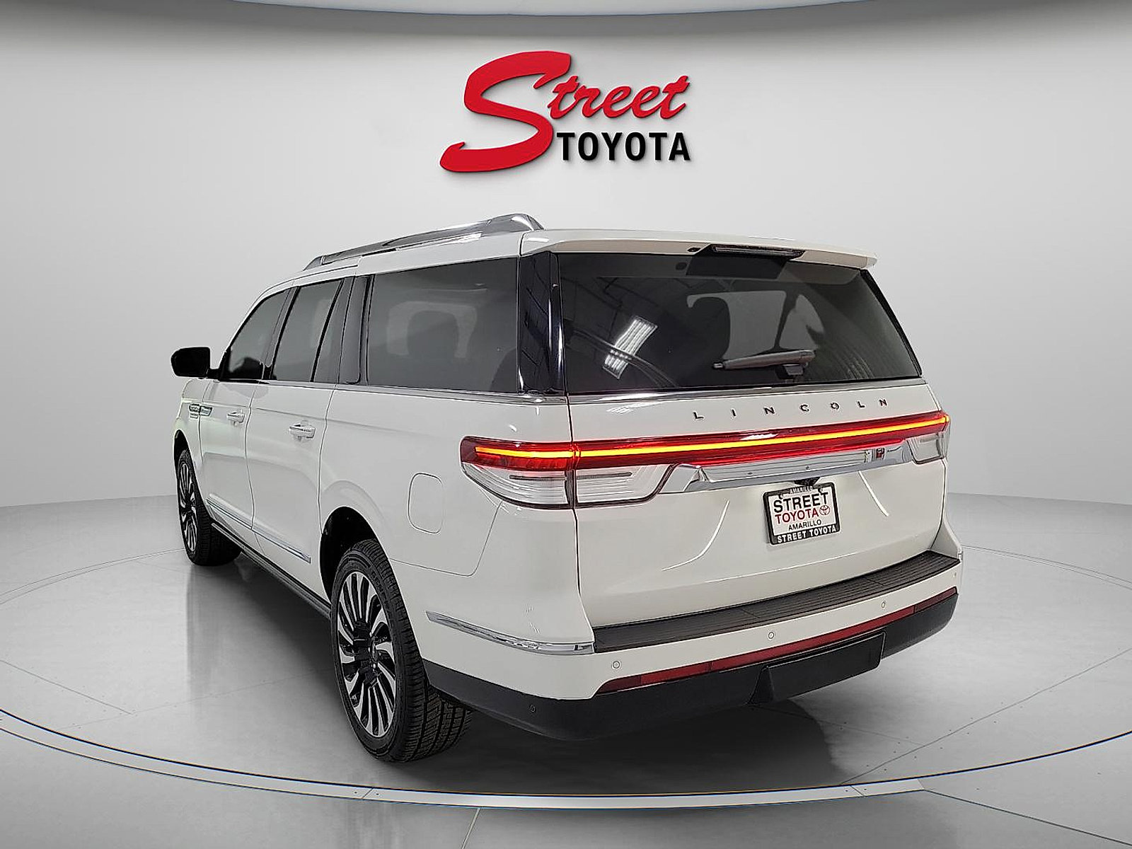 Used 2024 Lincoln Navigator L Black Label AWD/4WD image 2