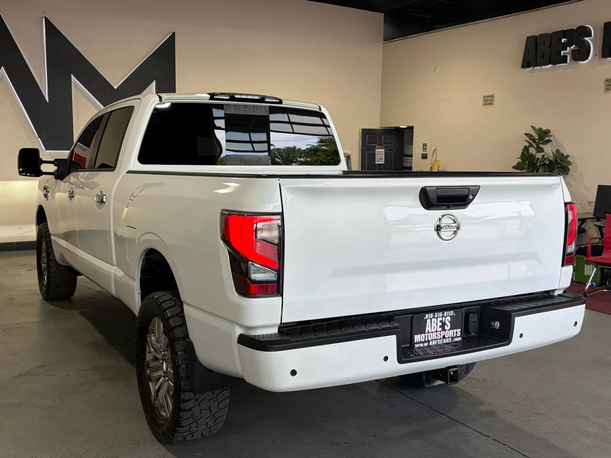 Used 2020 Nissan Titan SL w/ Moonroof Package AWD/4WD image 7
