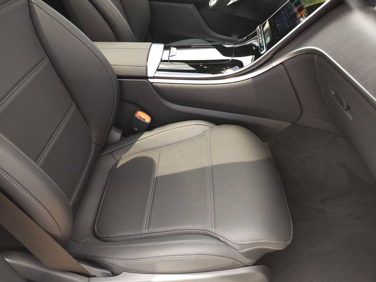 Used 2025 Mercedes-Benz GLC 300 4MATIC image 23