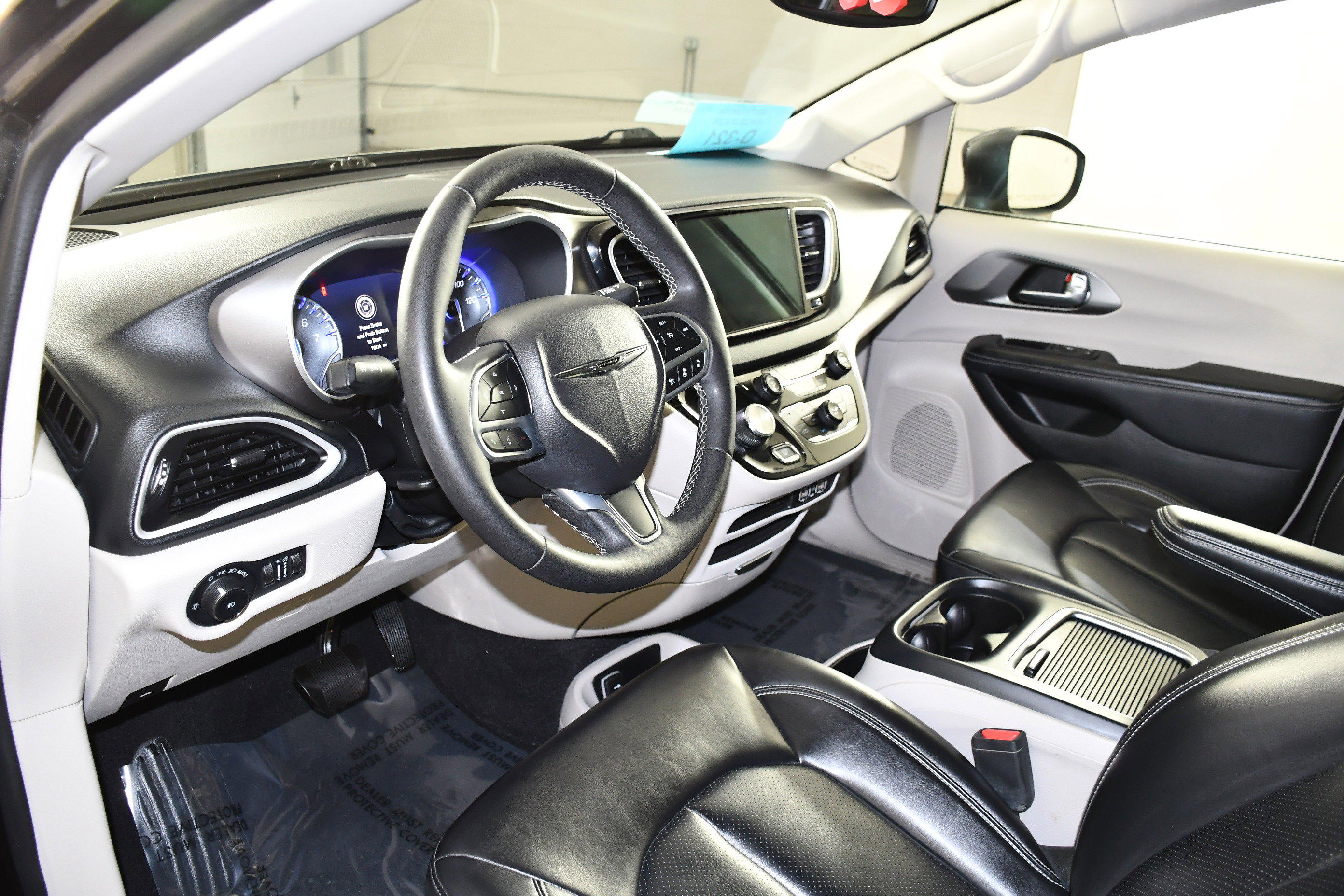 Used 2023 Chrysler Pacifica Touring-L image 2