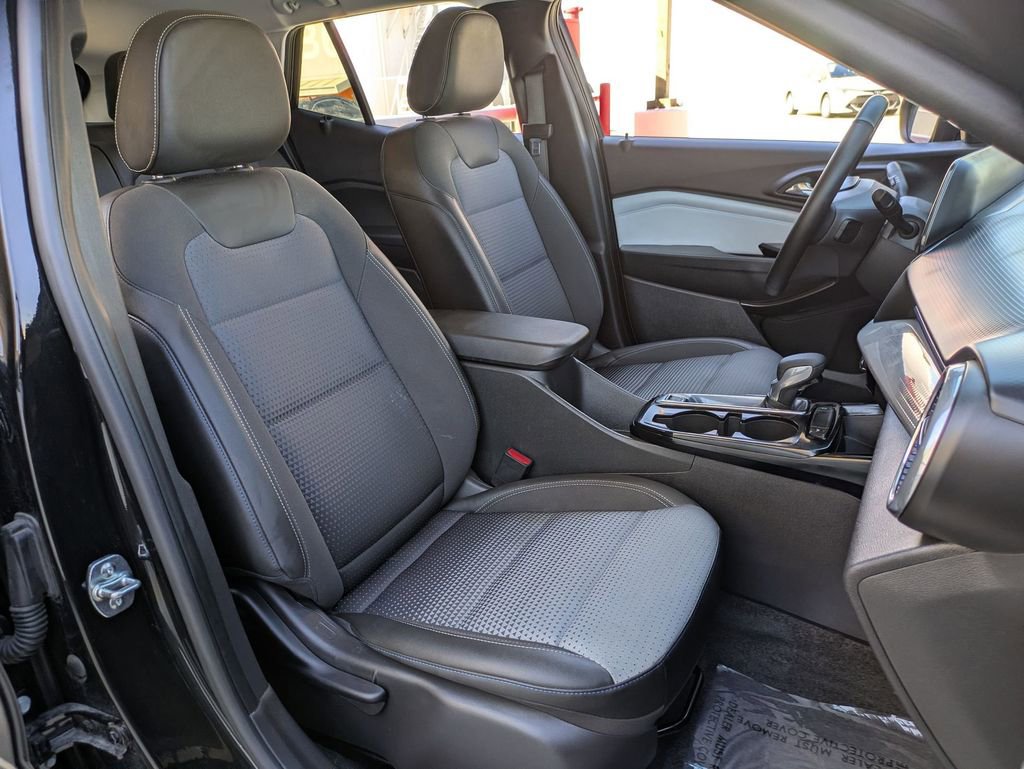 Used 2025 Chevrolet Trax LT w/ LT Convenience Package image 28