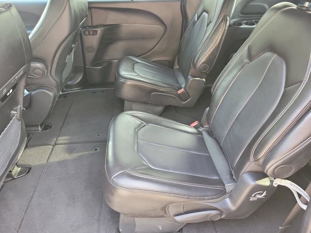 Used 2025 Chrysler Pacifica Select image 15
