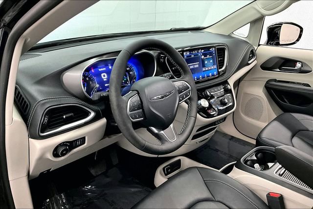Used 2024 Chrysler Pacifica Touring-L image 16