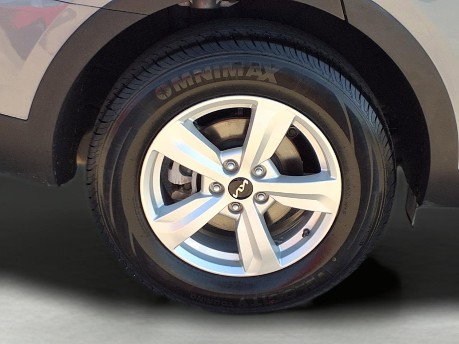 Used 2023 Kia Sorento LX image 9