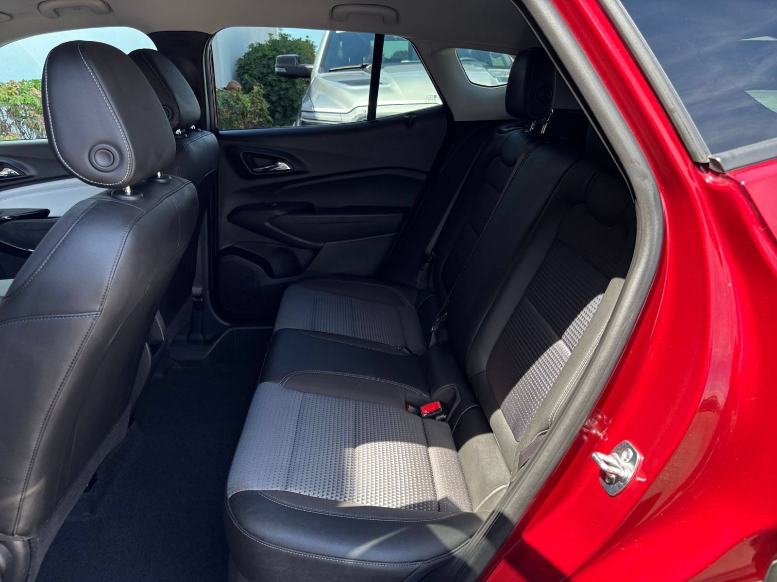 Used 2025 Chevrolet Trax LT w/ LT Convenience Package FWD image 45