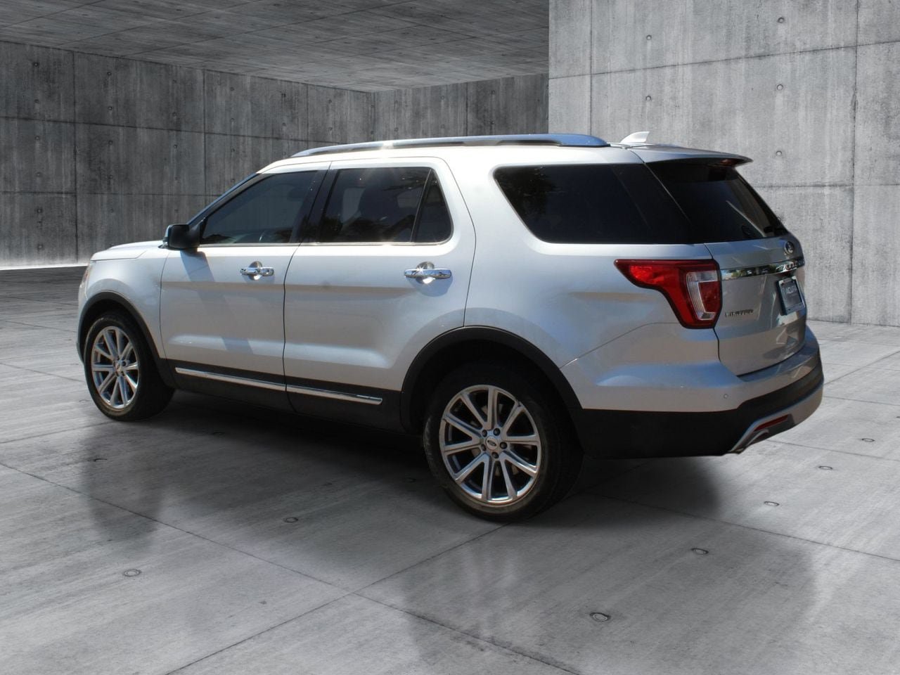 Used 2016 Ford Explorer Limited AWD/4WD image 3