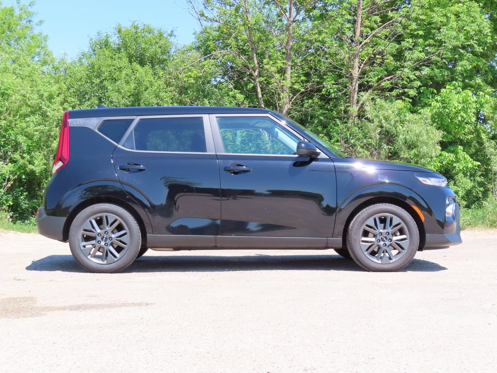 Used 2022 Kia Soul EX FWD image 2