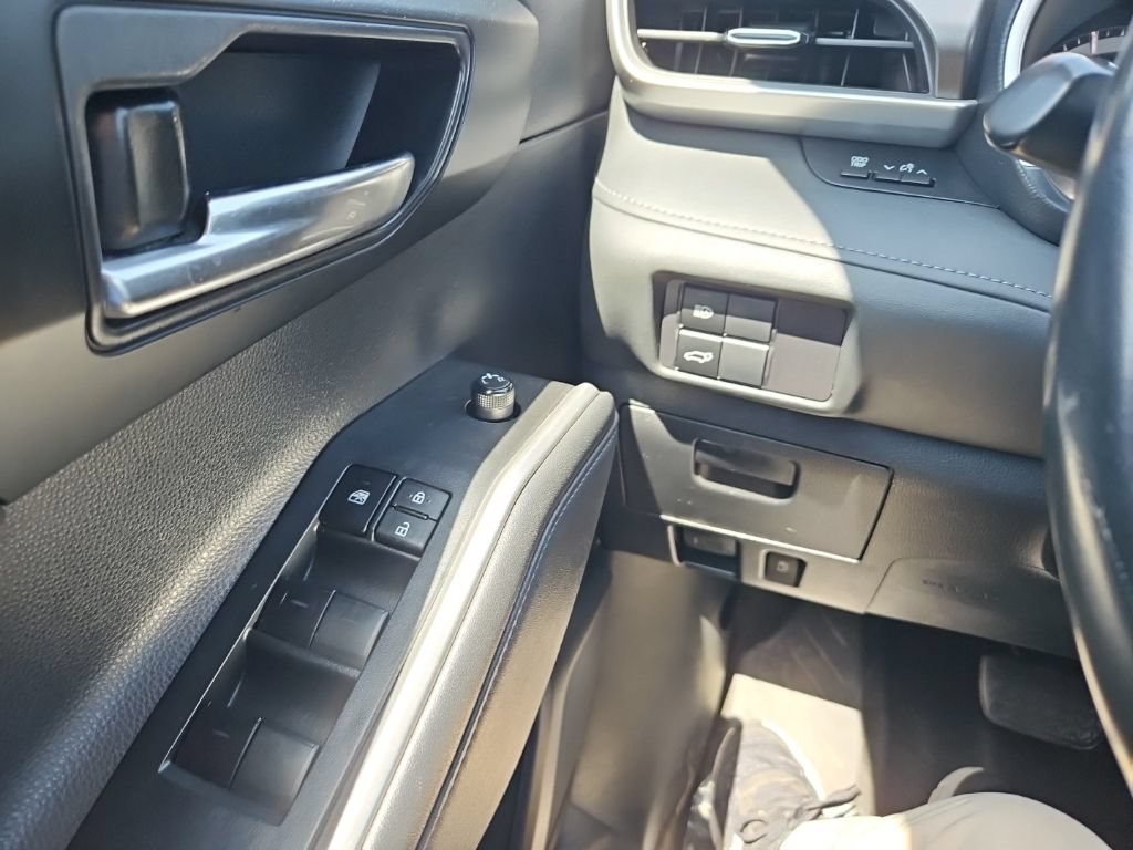 Used 2022 Toyota Highlander XLE AWD/4WD image 22