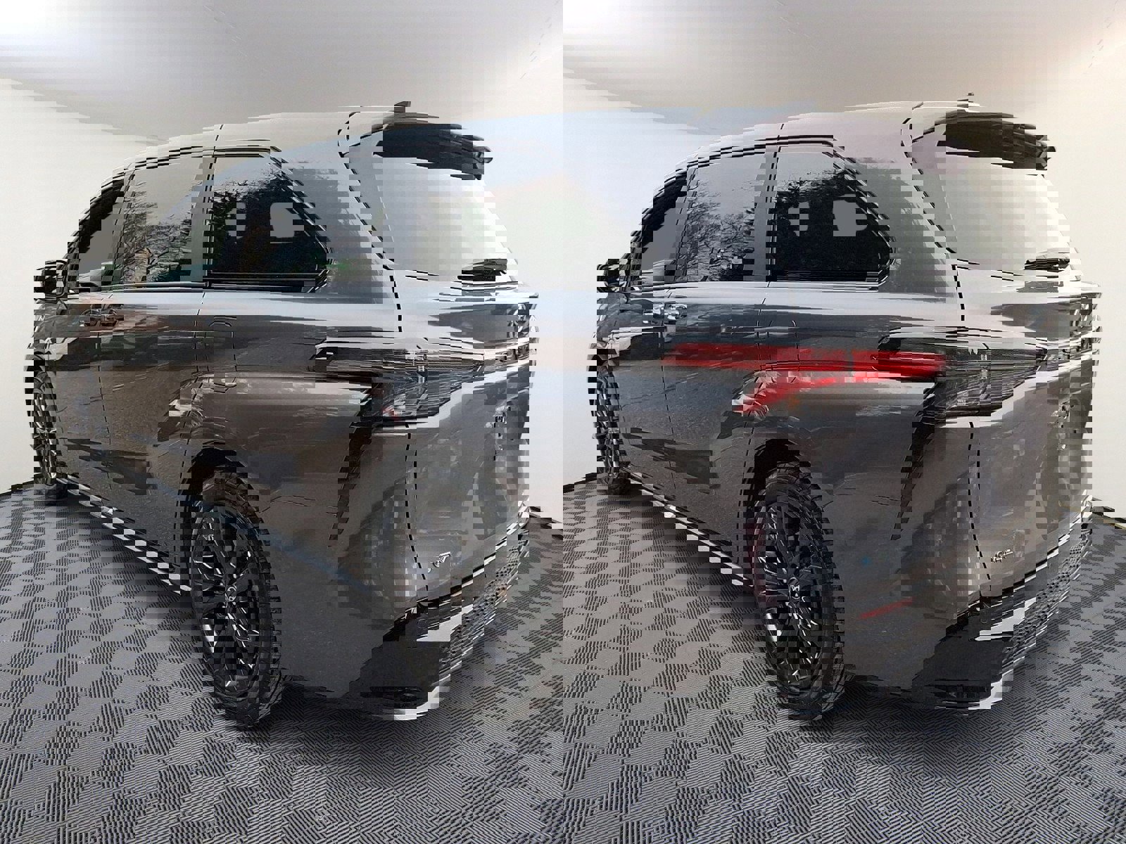 Used 2025 Toyota Sienna XSE FWD image 4