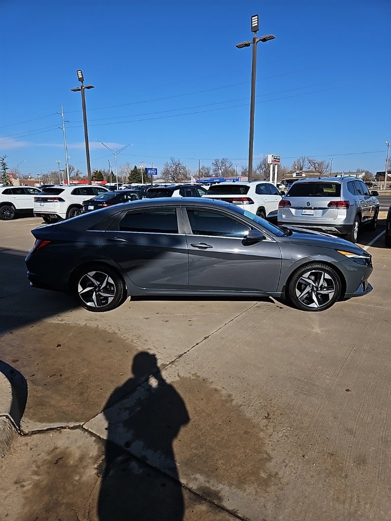 Used 2023 Hyundai Elantra Limited image 4