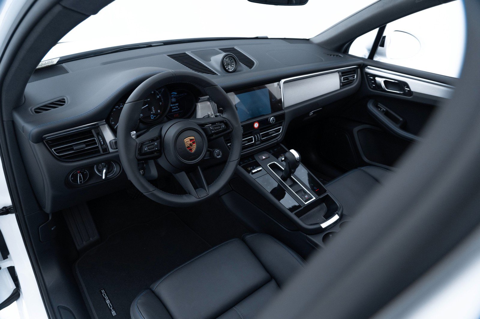 New 2025 Porsche Macan image 4