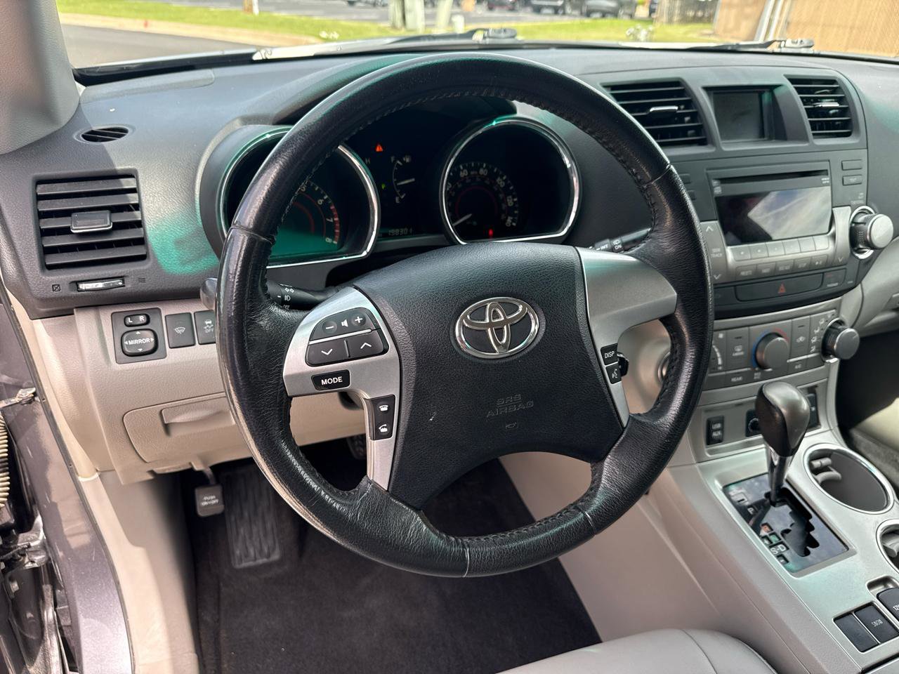 Used 2012 Toyota Highlander SE FWD image 31
