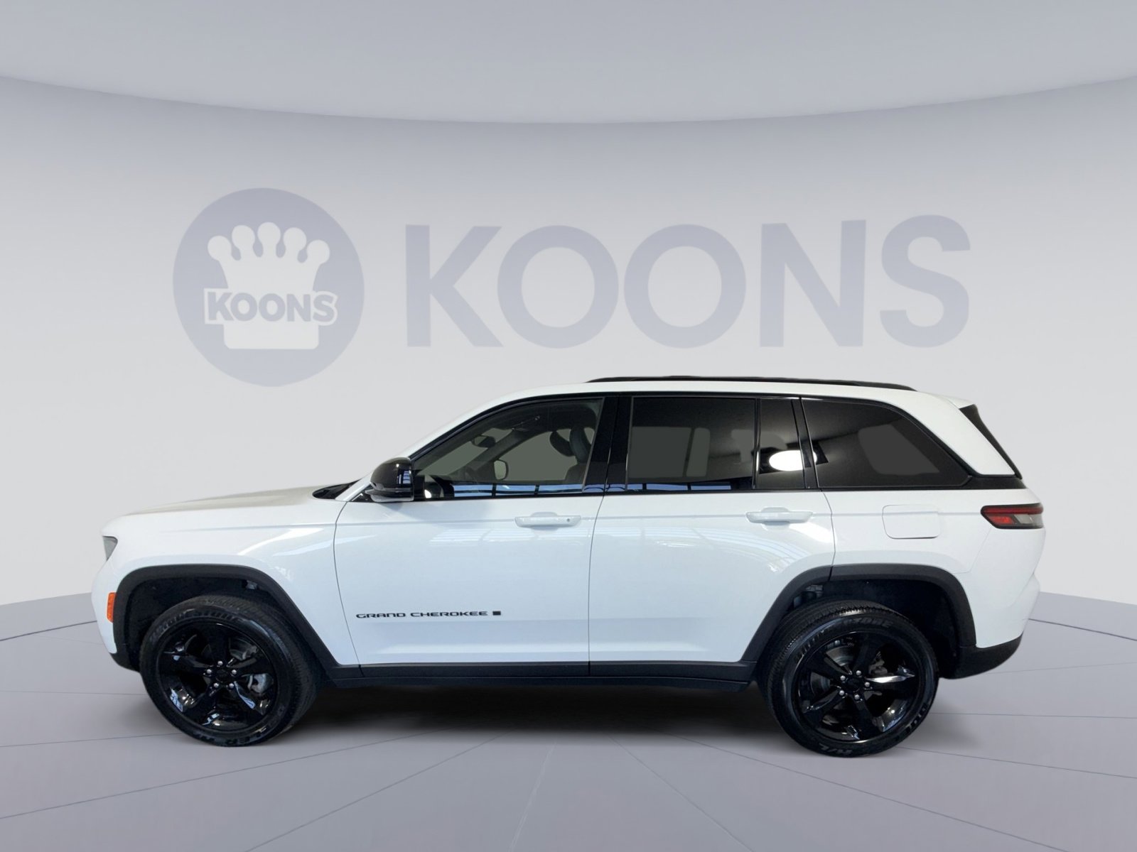 Used 2023 Jeep Grand Cherokee Altitude image 2