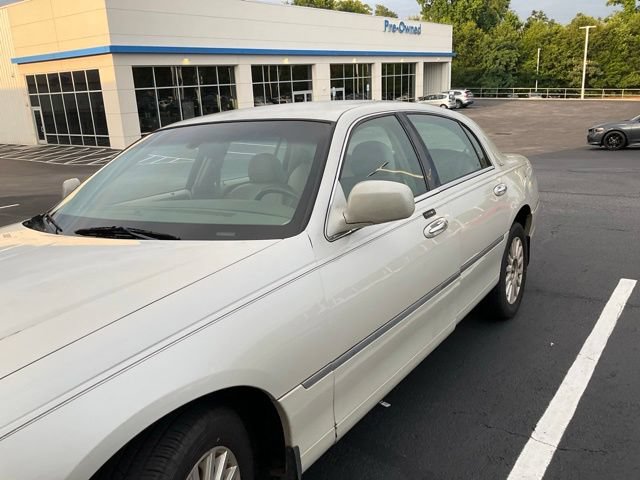 Used 2005 Lincoln Town Car Signature RWD image 9
