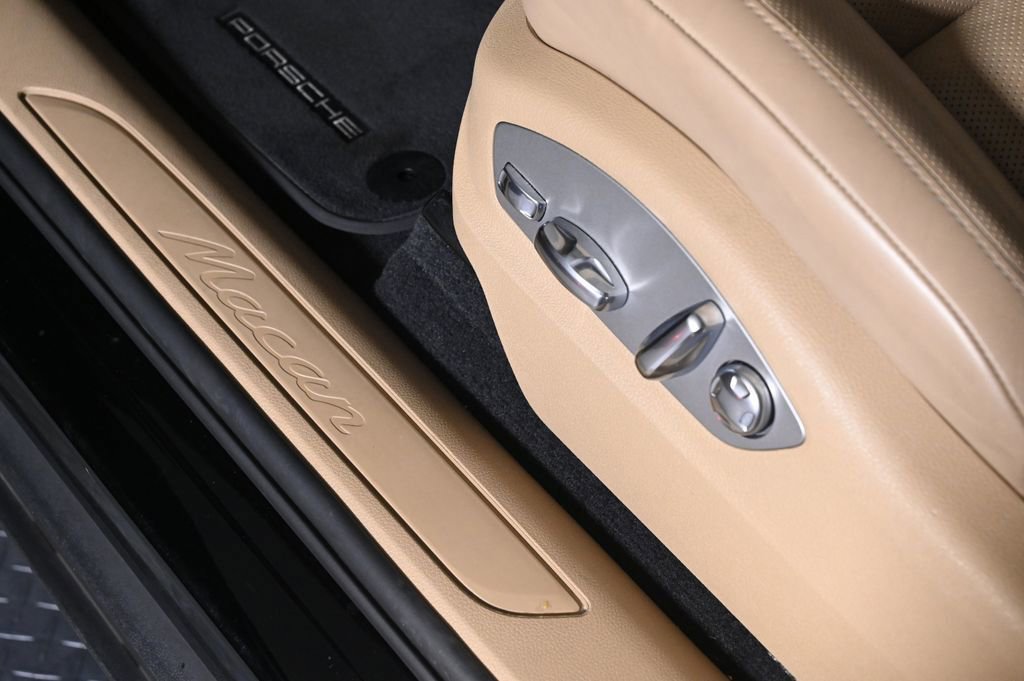 Certified 2024 Porsche Macan AWD/4WD image 23