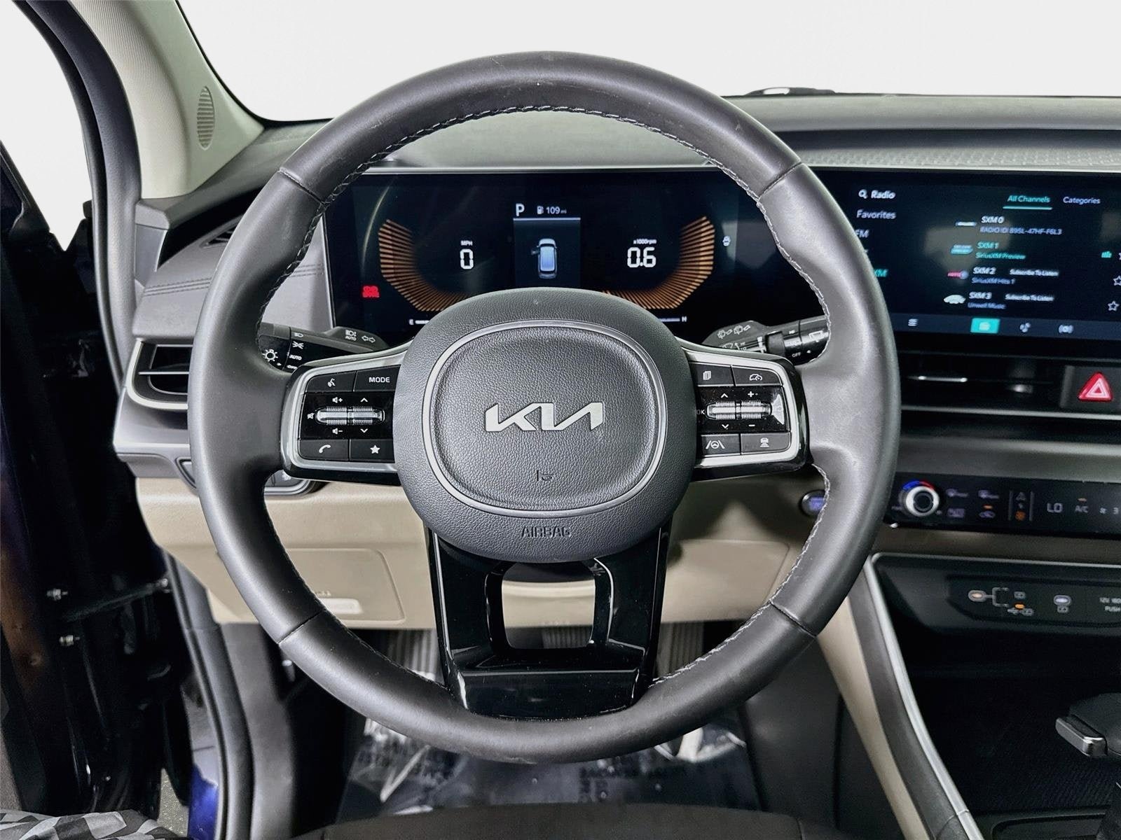 Certified 2025 Kia Carnival FWD image 12