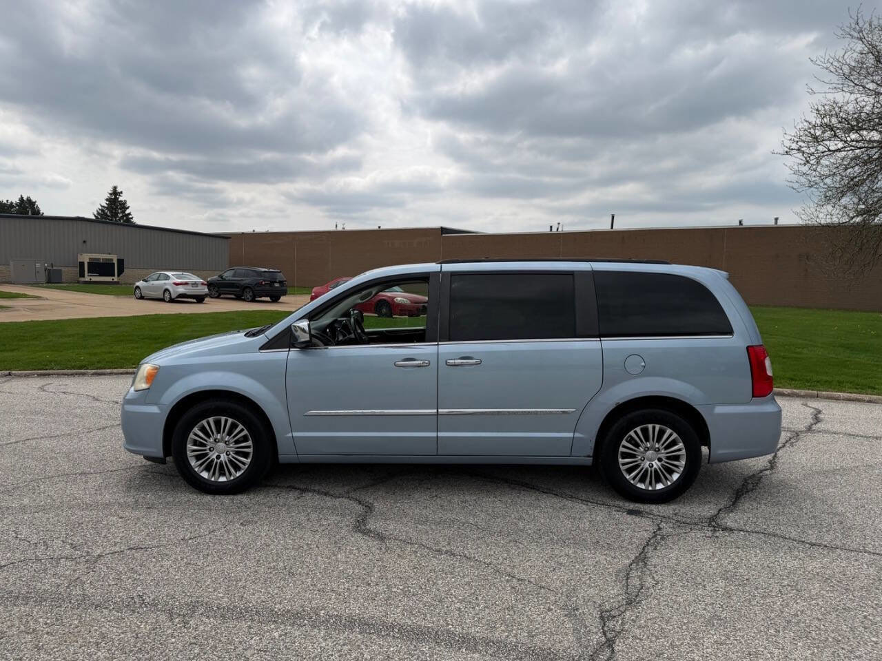 Used 2013 Chrysler Town & Country Touring-L w/ Driver Convenience Group FWD image 2