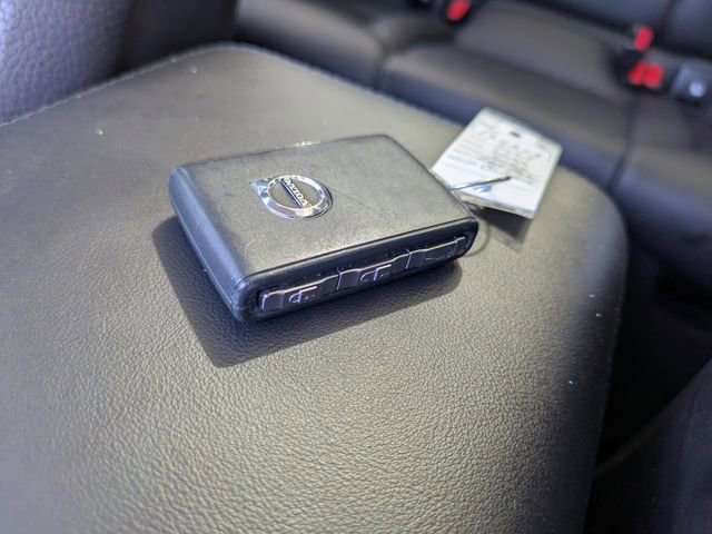 Used 2023 Volvo XC60 B5 Plus image 36