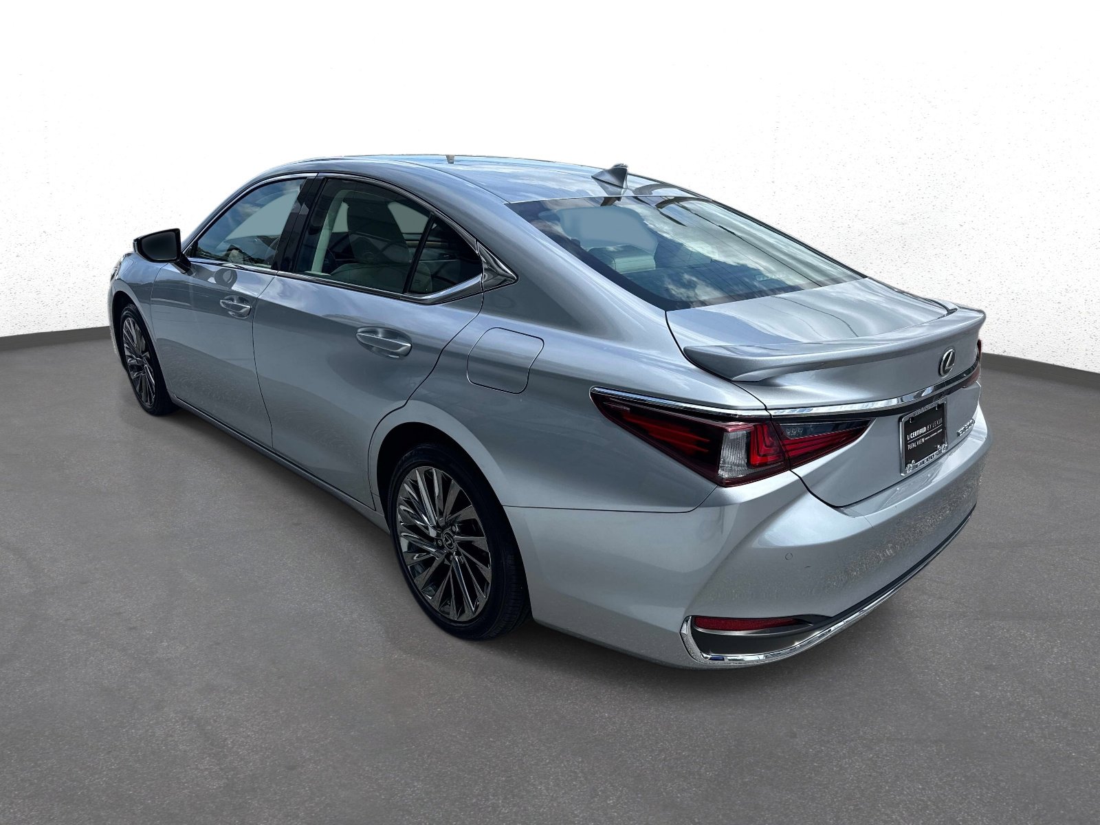 Certified 2024 Lexus ES 300h w/ Accessory Package (Z1) FWD image 5