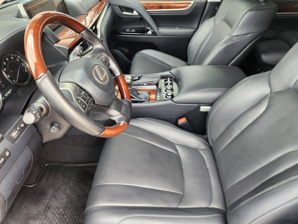 Used 2020 Lexus LX 570 4WD w/ 3rd Row & Luxury Pkg image 13