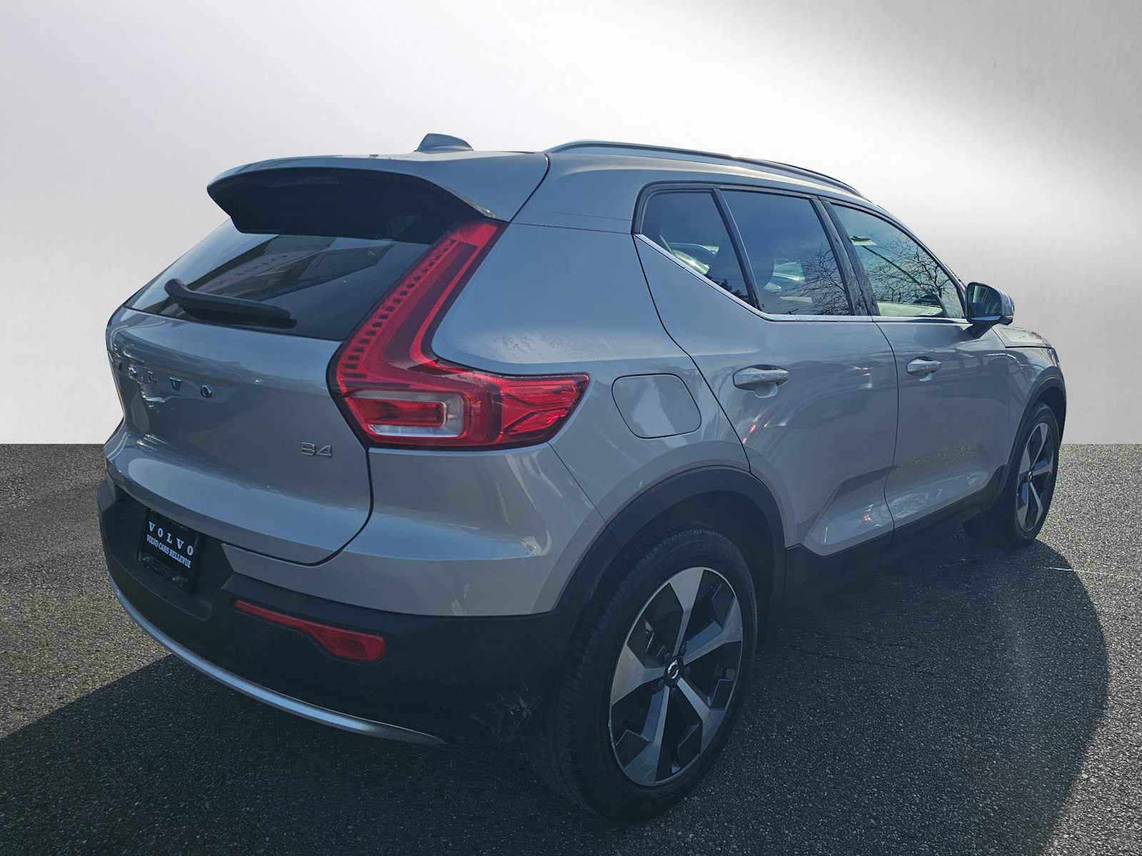 Used 2023 Volvo XC40 B4 Plus w/ Protection Package Premier FWD image 6