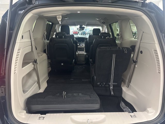 Used 2024 Chrysler Pacifica Touring-L image 11