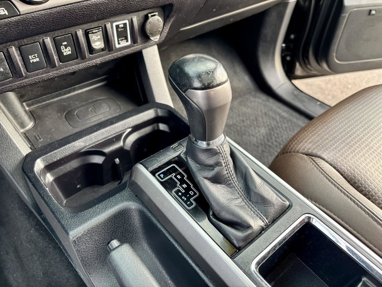 Used 2017 Toyota Tacoma Limited w/ Tow Package image 29