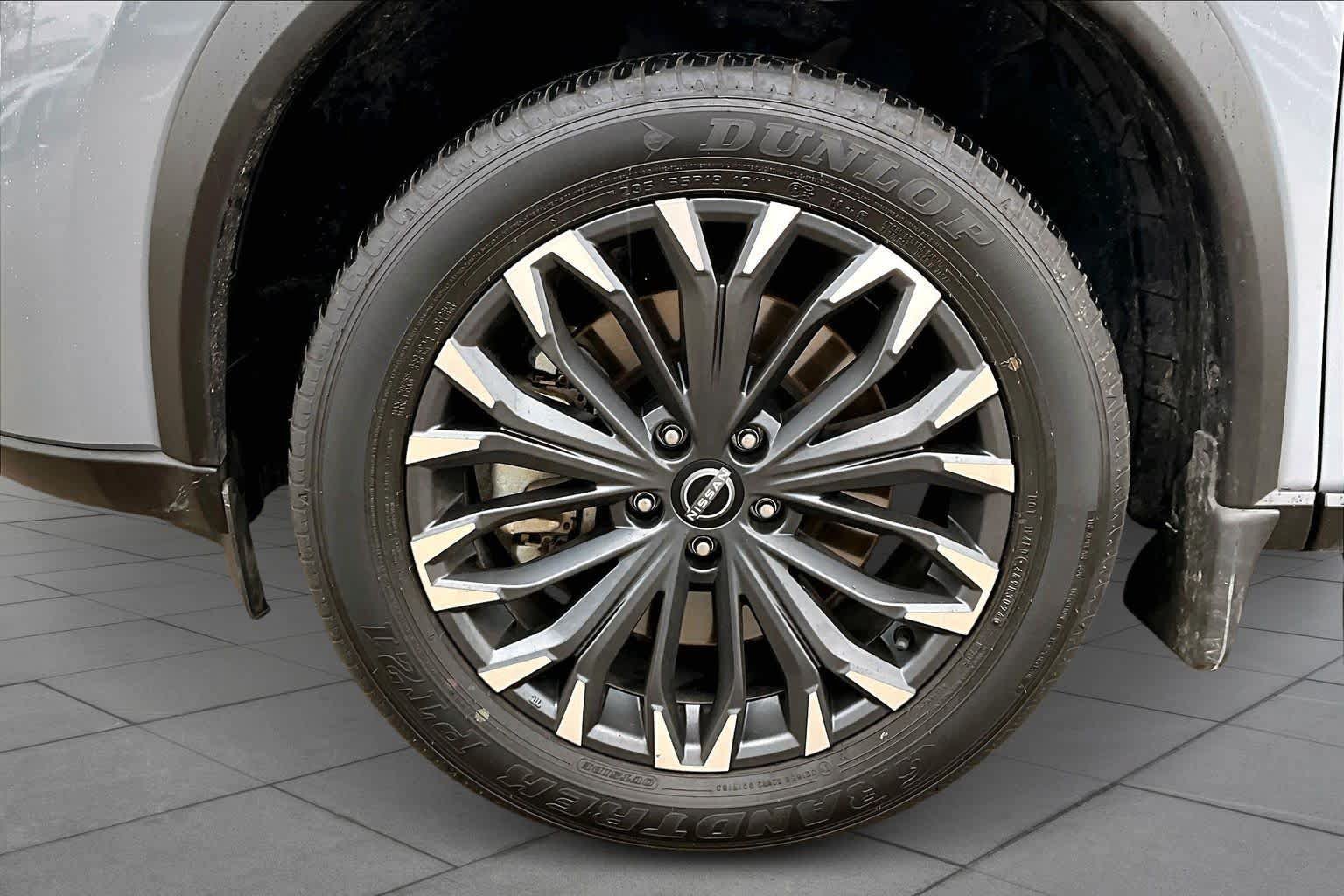 Used 2025 Nissan Rogue SL w/ Tech Package FWD image 11