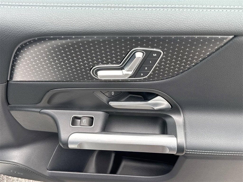 Used 2024 Mercedes-Benz EQB 250+ image 32