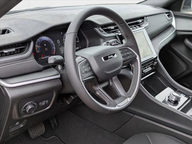 New 2025 Jeep Grand Cherokee Laredo w/ Luxury Tech Group I image 3