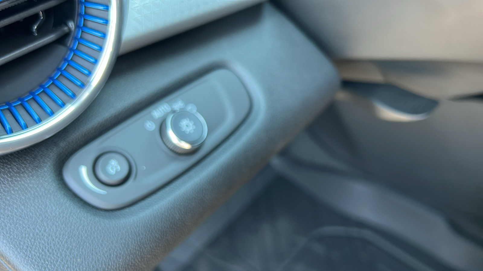 New 2026 Chevrolet Trax LT w/ Sunroof Package image 28