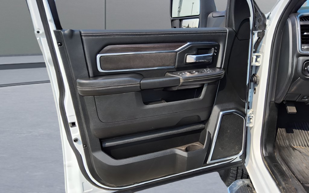 Used 2025 RAM 3500 Laramie AWD/4WD image 27
