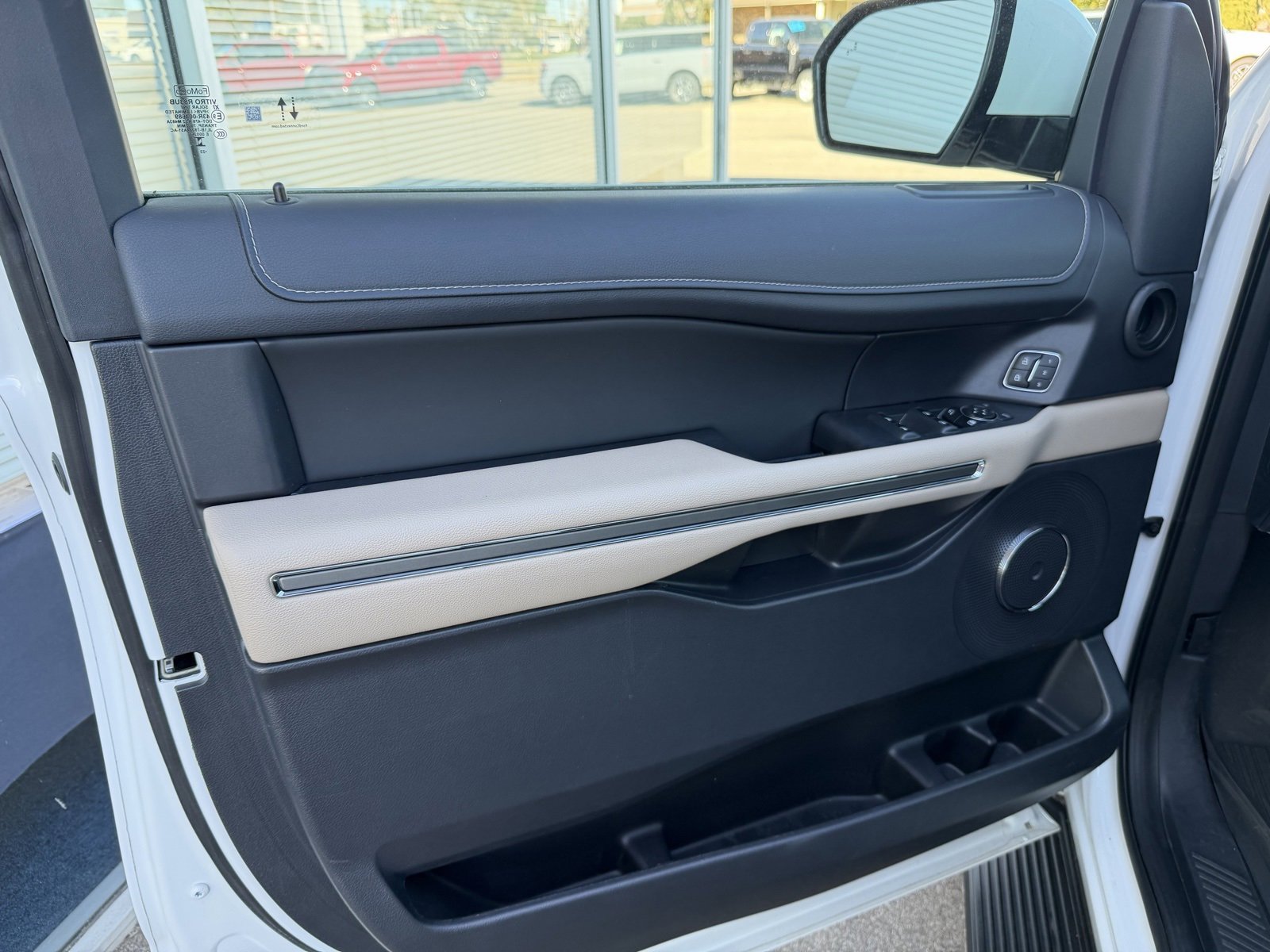 Used 2024 Ford Expedition XLT image 11