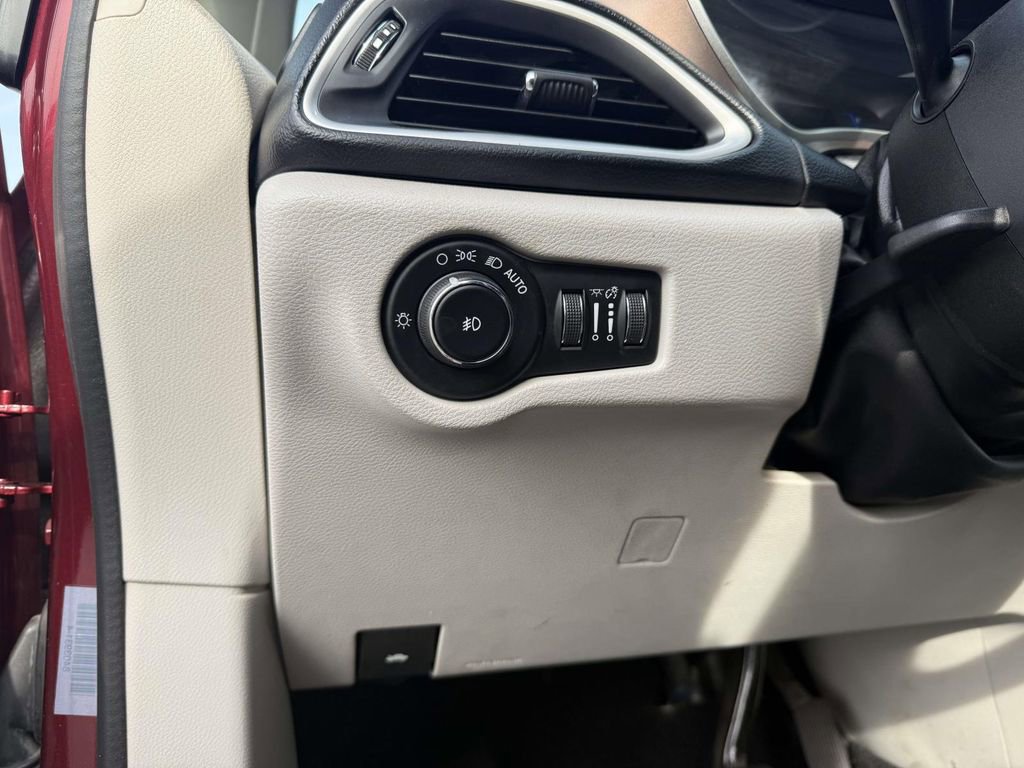 Used 2018 Chrysler Pacifica Touring-L image 14