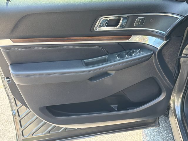 Used 2019 Ford Explorer Limited w/ Class III Trailer Tow Package FWD image 12